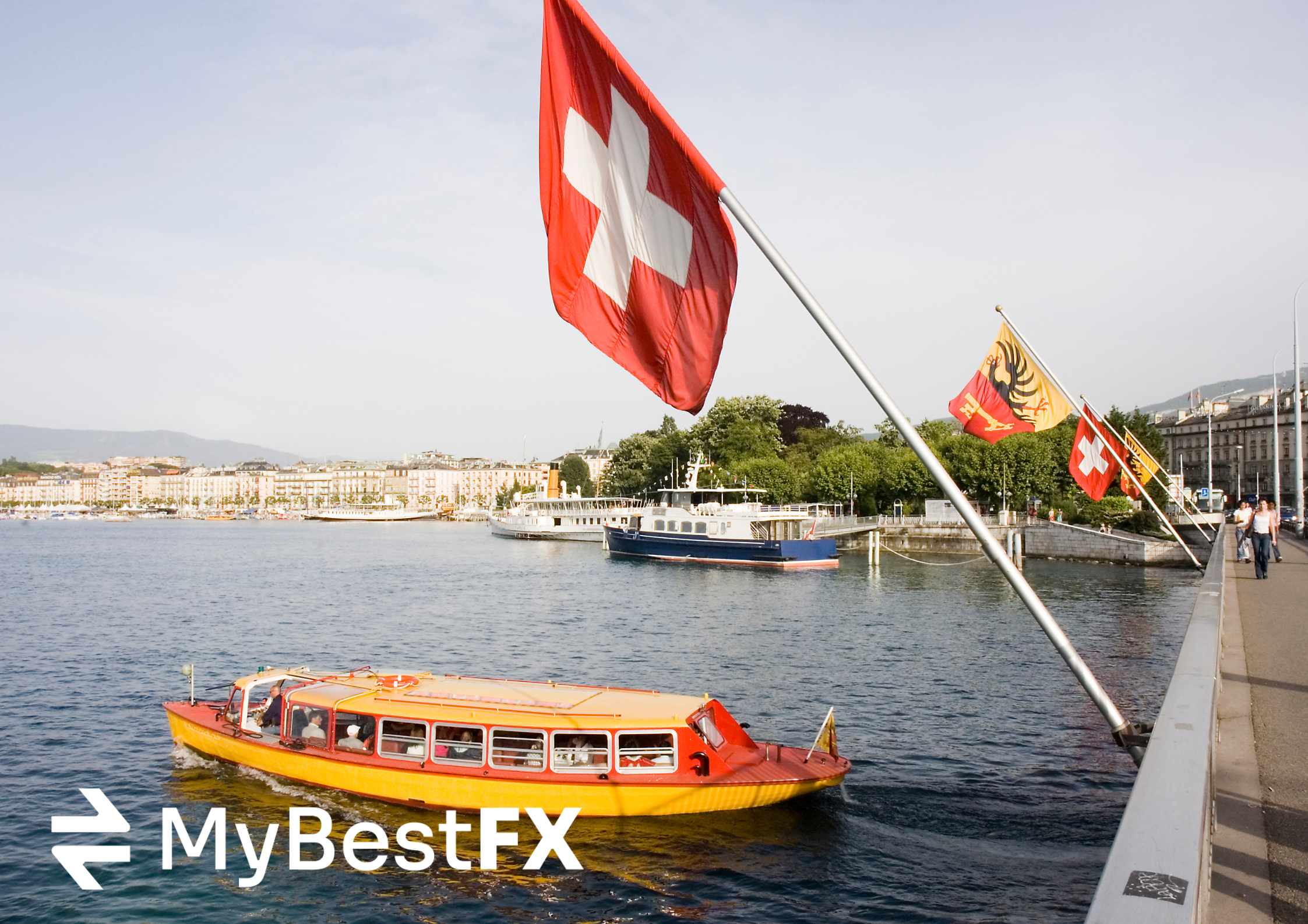 Grenzgänger füllt sein PDU1-Formular vor dem Genfersee aus, im Hintergrund weht die Schweizer Flagge.